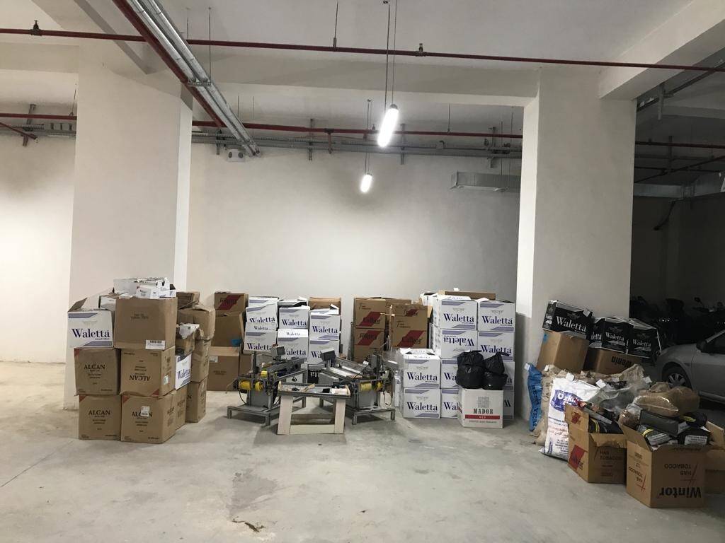 Baba ve oğullarına ait mekanlarda 7 milyon TL’lik kaçak tütün ve makaron ele geçirildi