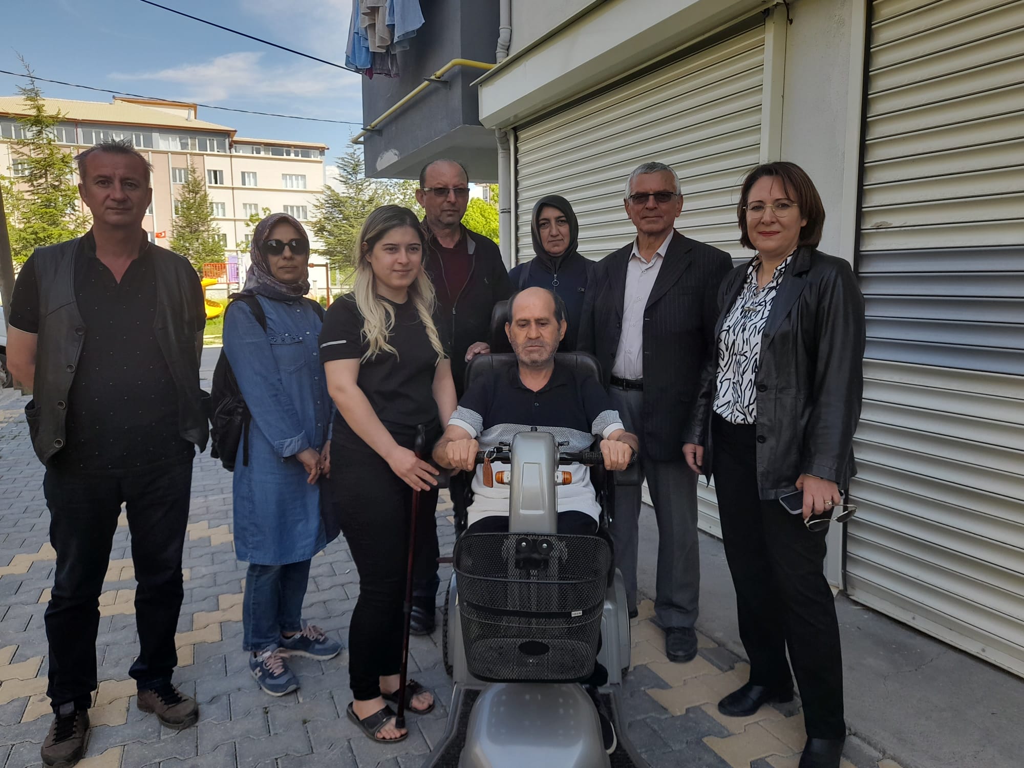 Seydişehir'de engelliye akülü araç verildi