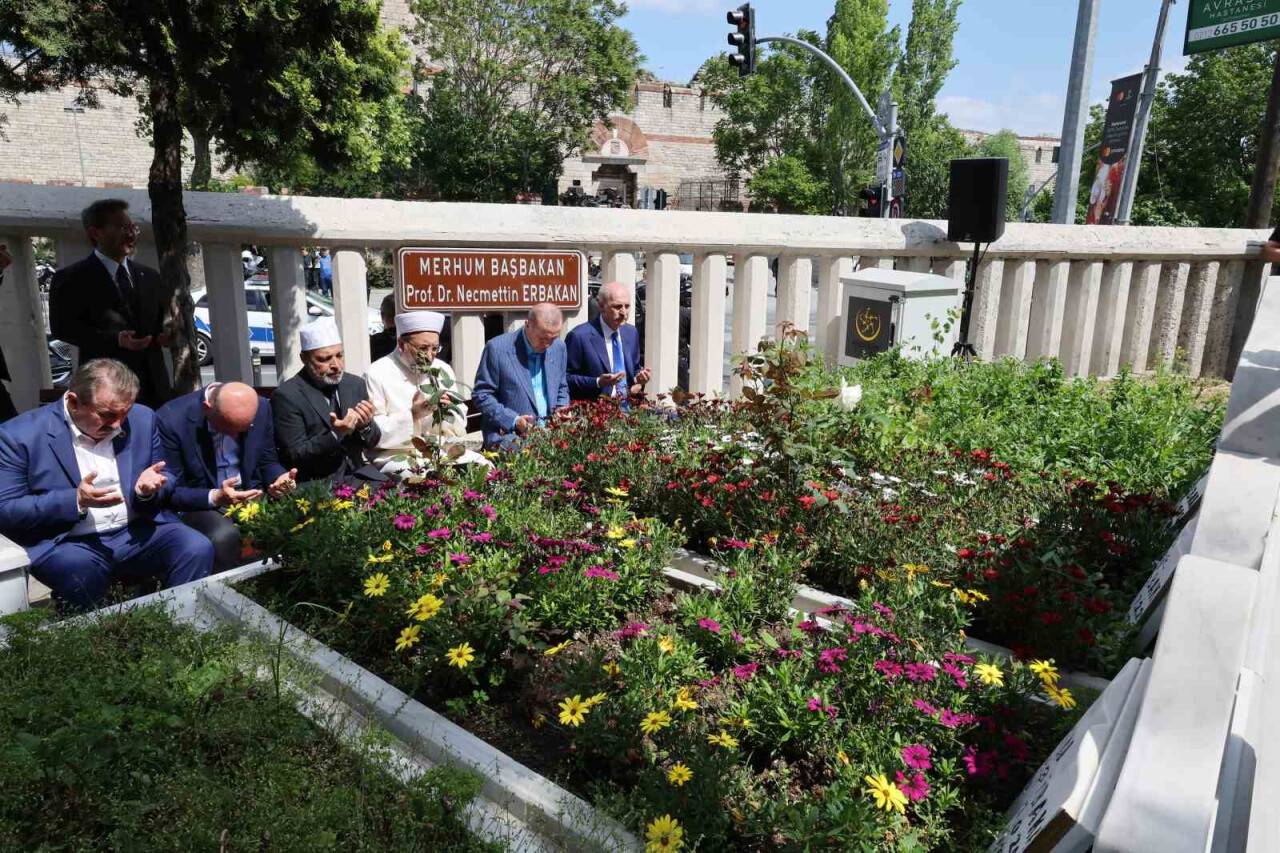 Cumhurbaşkanı Erdoğan, Necmettin Erbakan’ın kabrini ziyaret etti