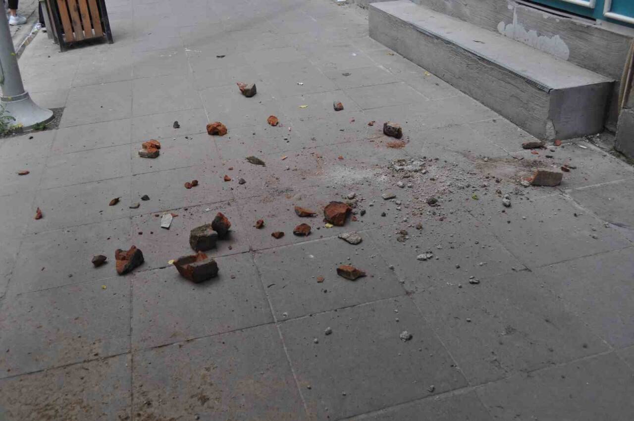 Binadan düşen beton parçaları mahalleliyi tedirgin etti