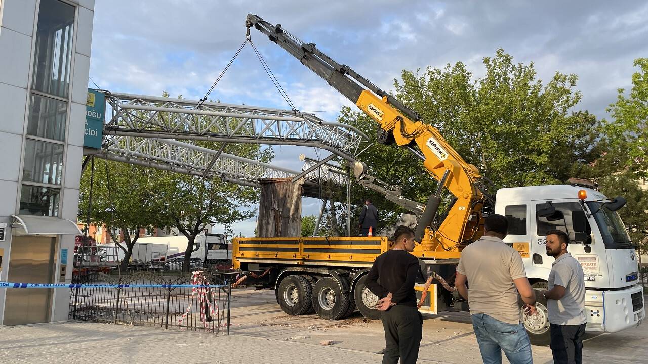 Konya'da aracıyla üst geçide çarpan sürücü serbest