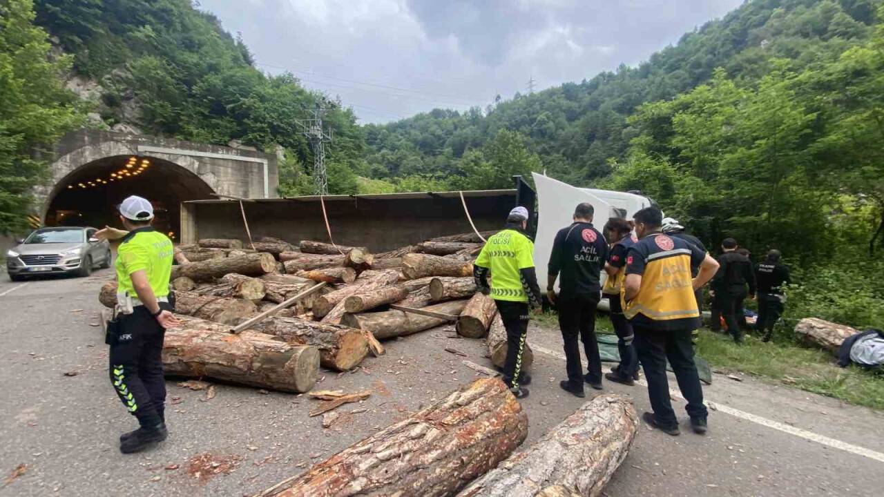 Tomruk yüklü tır devrildi, sürücüsü ağır yaralandı