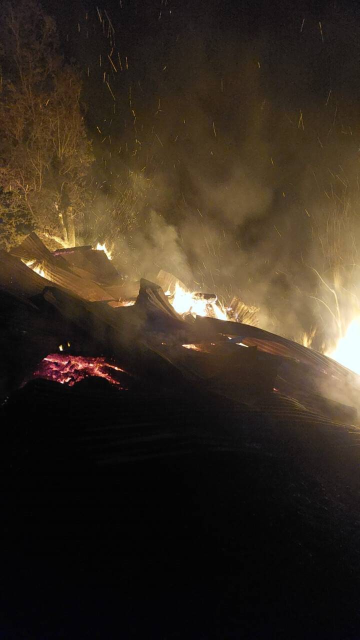 Yıldırım yangına sebep oldu: 3 samanlık küle döndü