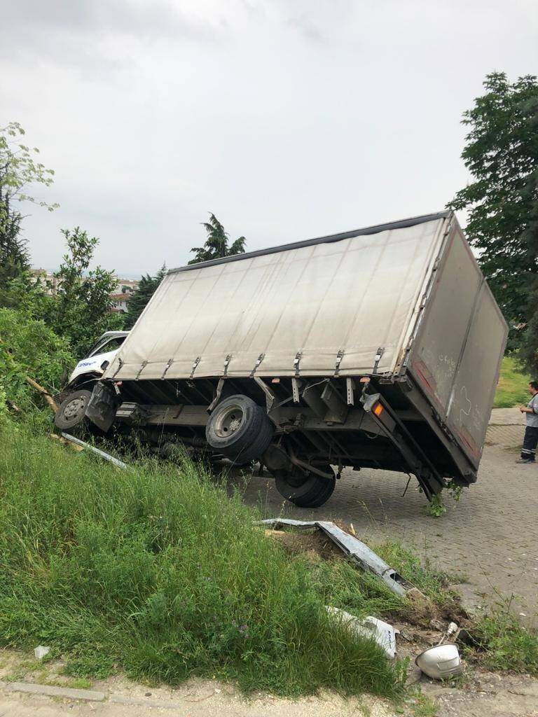 Freni boşalan kamyon aracın üzerine devrildi