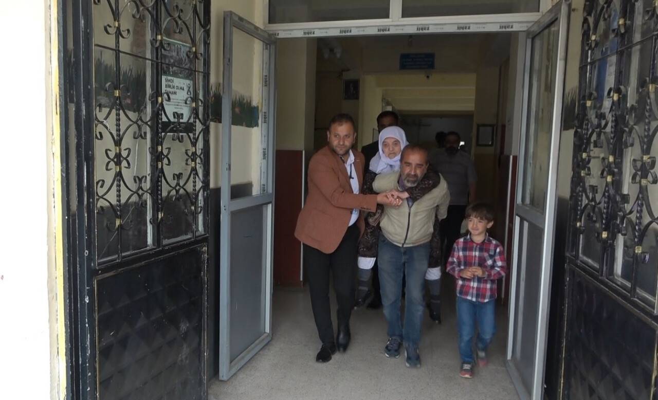 Annesini sırtında taşıyarak sandığa getirdi