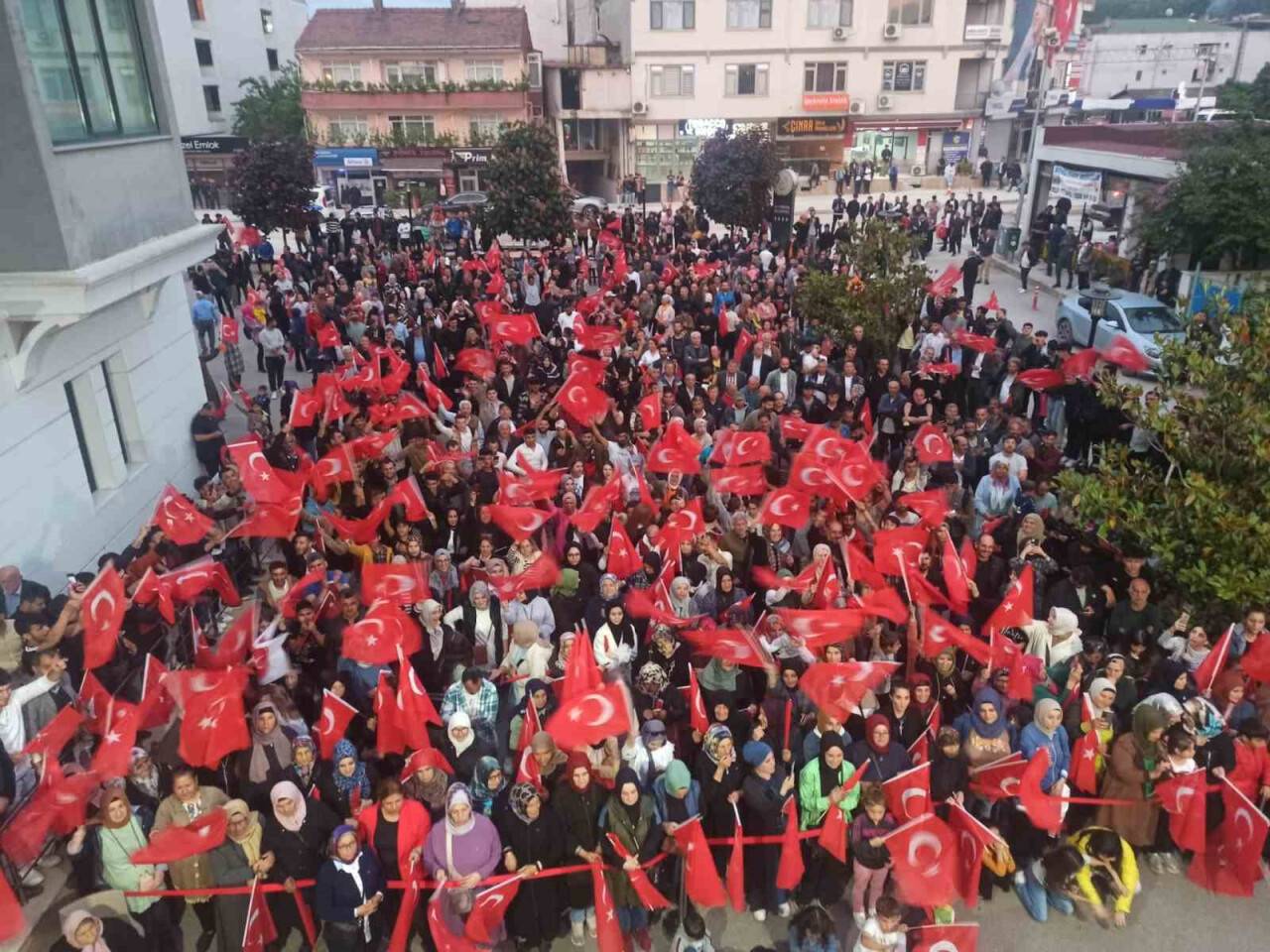 Yalova’da Cumhurbaşkanı Erdoğan’ın seçim zaferi kutlanıyor