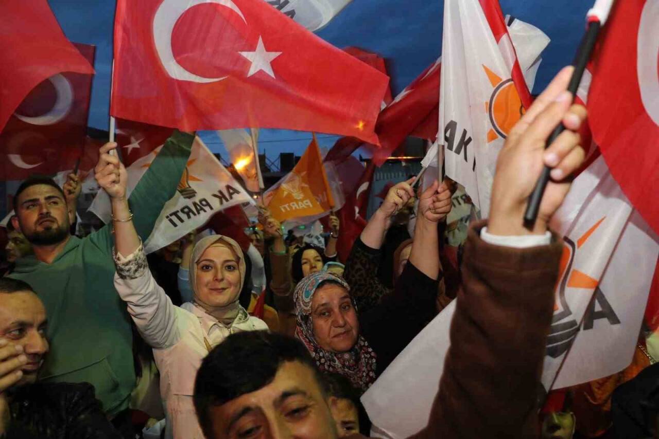 Taşovalılar seçim sonuçlarını kutladı