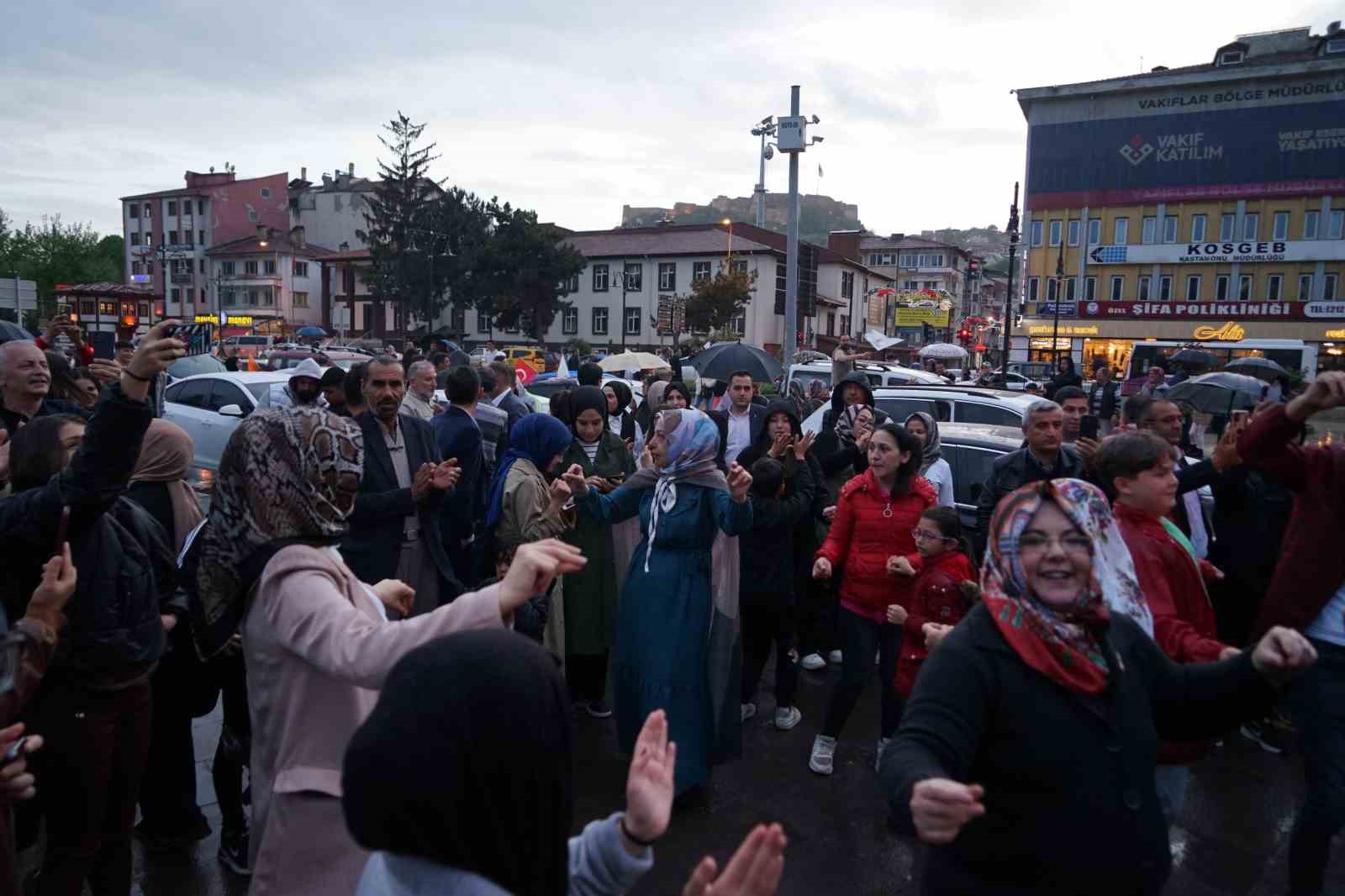Yağmur altında Cumhurbaşkanı Erdoğan’ın zaferini kutladılar