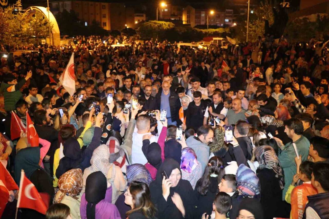 Oltu’da seçim sevincini saatlerce halay çekerek kutladılar