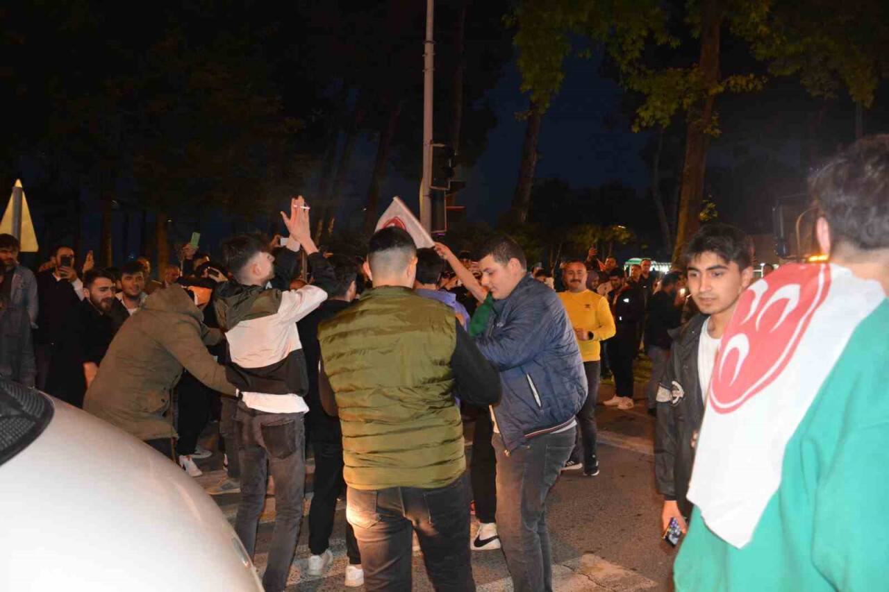 Seçim zaferi nedeniyle Karadeniz sahil yolu kapandı