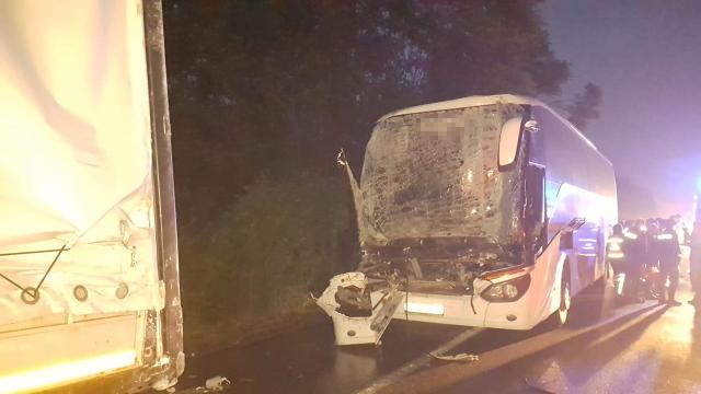 Seçmenleri taşıyan otobüsün tıra çarpması sonucu 22 kişi yaralandı