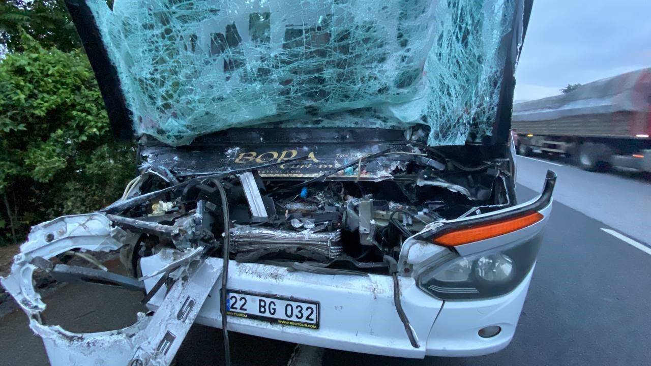 Yolcu dolu otobüs tıra arkadan çarptı: 1’i ağır 22 yaralı