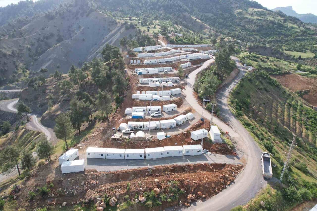 Dev kayalar köyü tehdit etti, bin rakımlı zirveye konteyner kent kuruldu