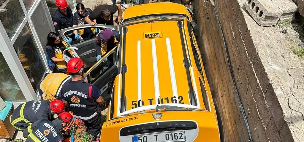 Kamyonetle çarpışan ticari taksi bahçeye düştü: 2 yaralı