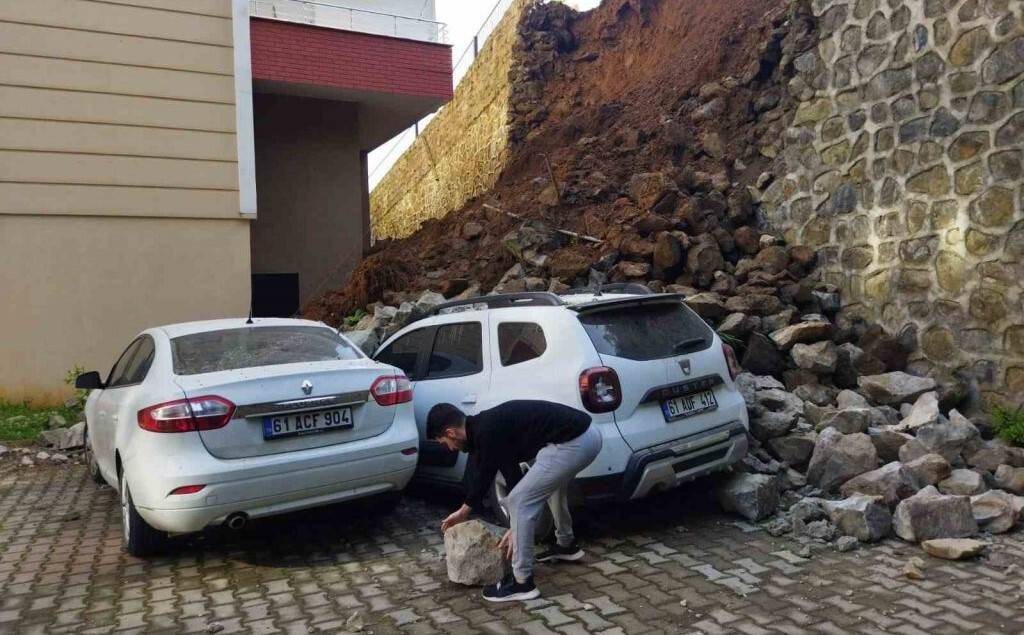 İstinat duvarı böyle çöktü, o anlar güvenlik kamerasına yansıdı