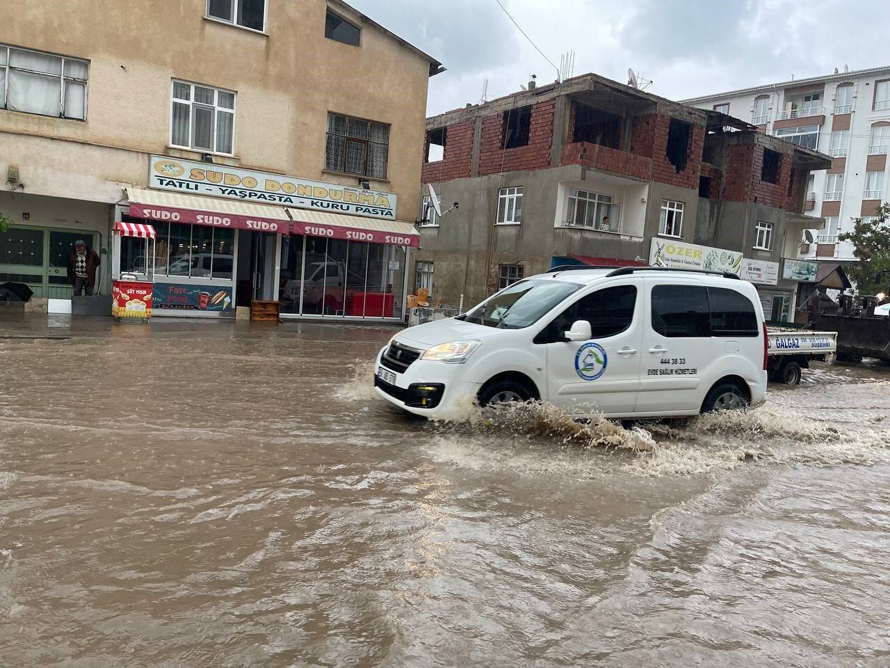 Yollar göle döndü