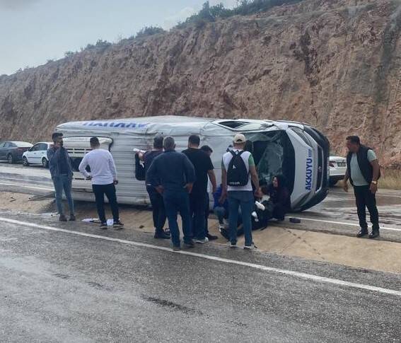 Minibüs devrildi: 7 yaralı