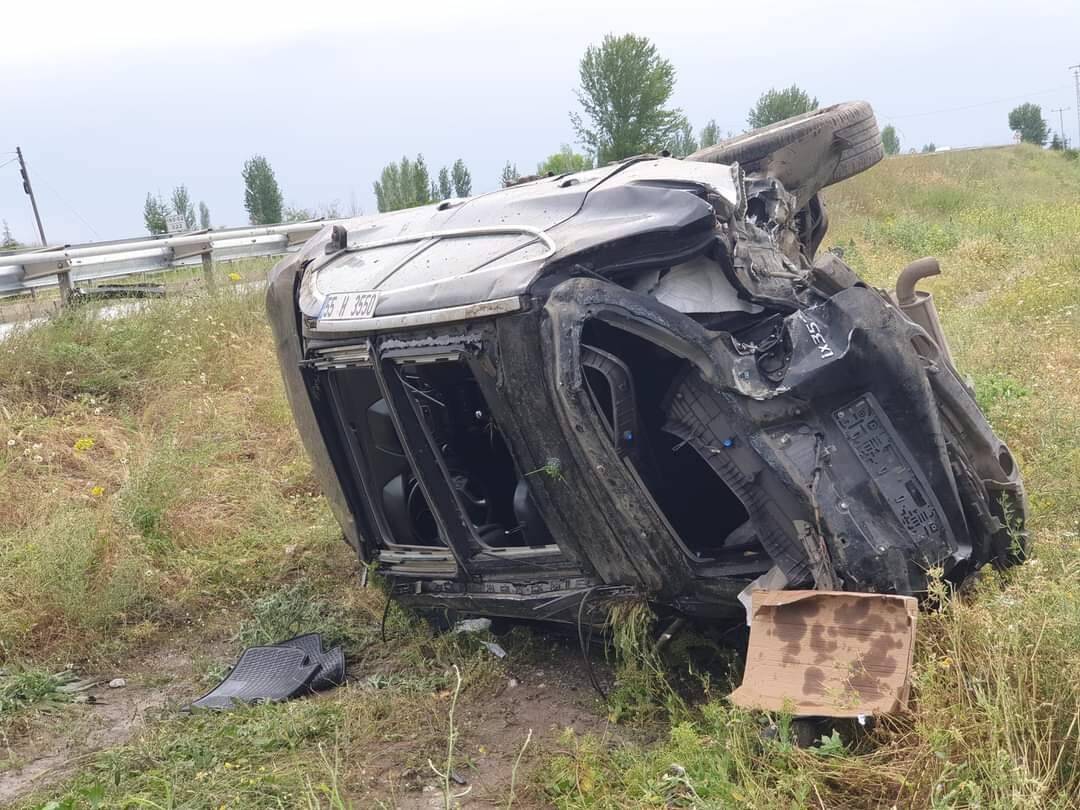 Kontrolden çıkan otomobil tarlaya devrildi: 2 yaralı