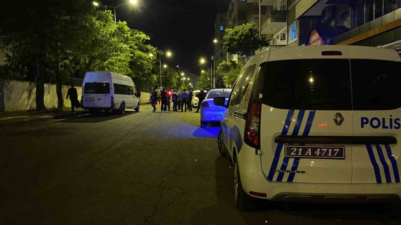 Bir şahıs yol ortasında sırtından bıçaklandı