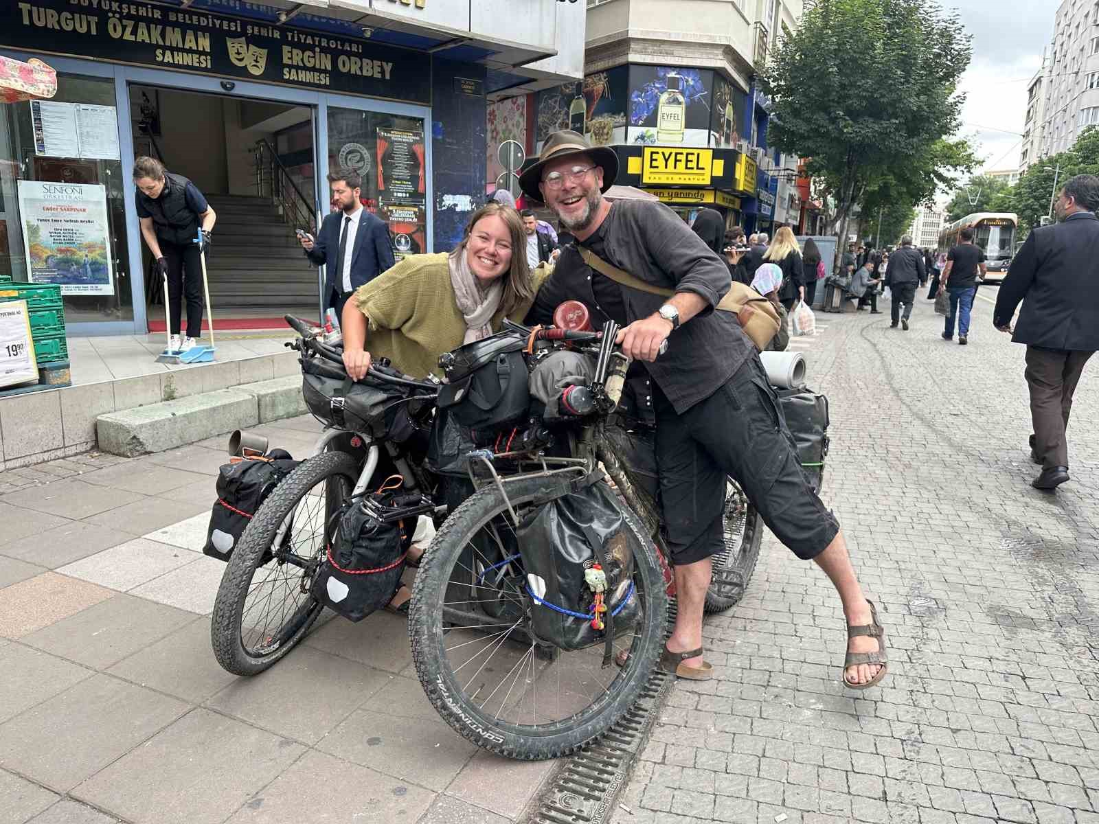 İstanbul’dan Tokyo’ya bisikletleriyle yola çıkan turist çift: “Eskişehir’deki insanlar kadar içten gülen kimse yok”