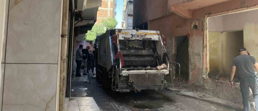 Terör yandaşları belediyenin çöp arabasını ateşe verdi