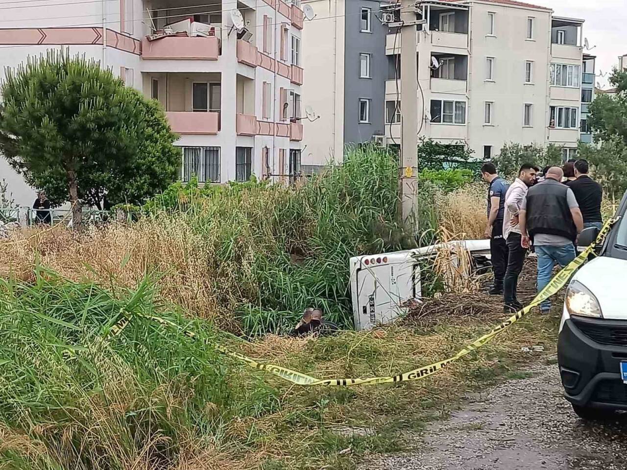 Cezaevi nakil aracı şarampole devrildi