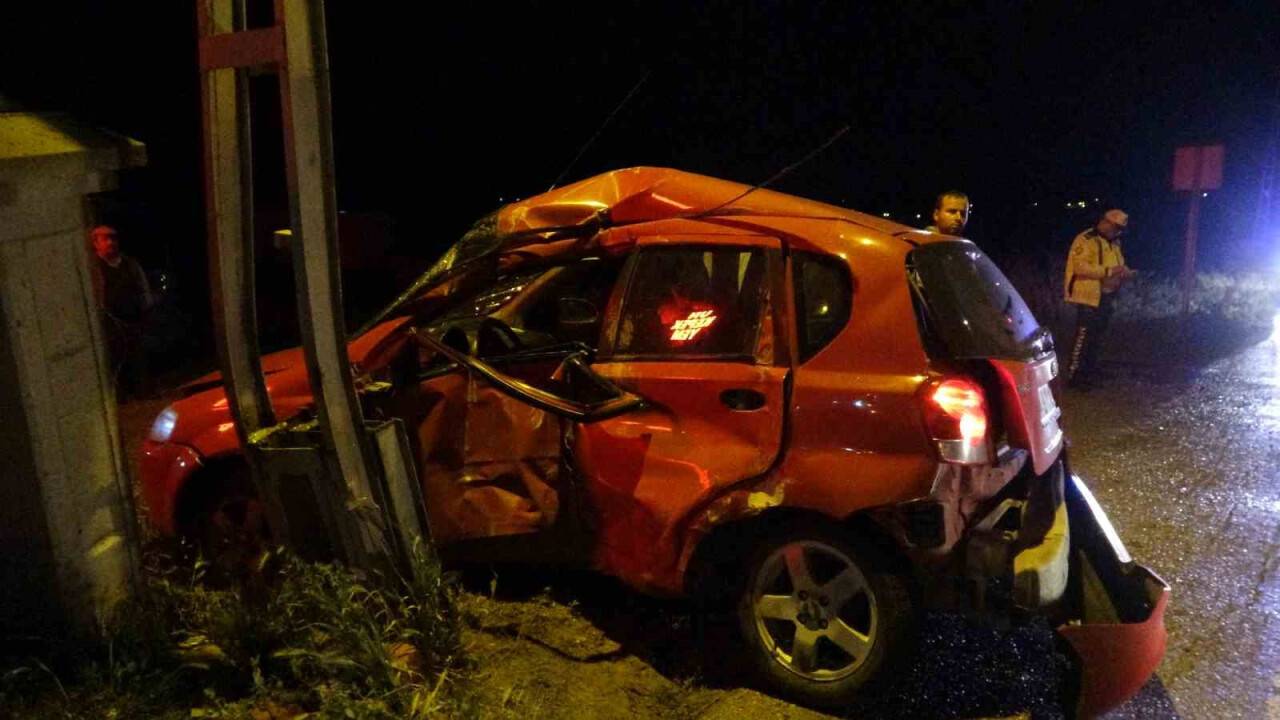 Kontrolden çıkan otomobil elektrik direğine çarptı: 1’i ağır 2 yaralı