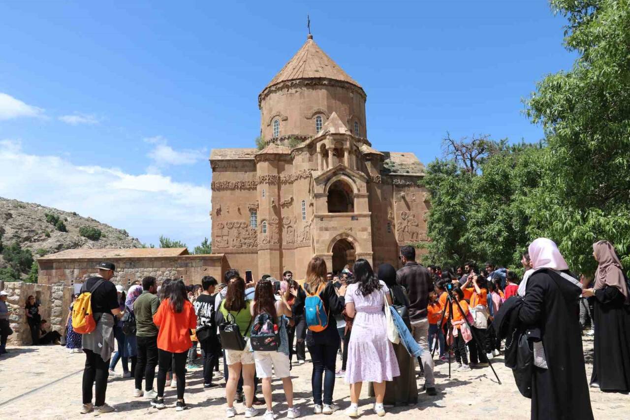Akdamar Adası’nda ilk defa tiyatro oyunu sahnelendi