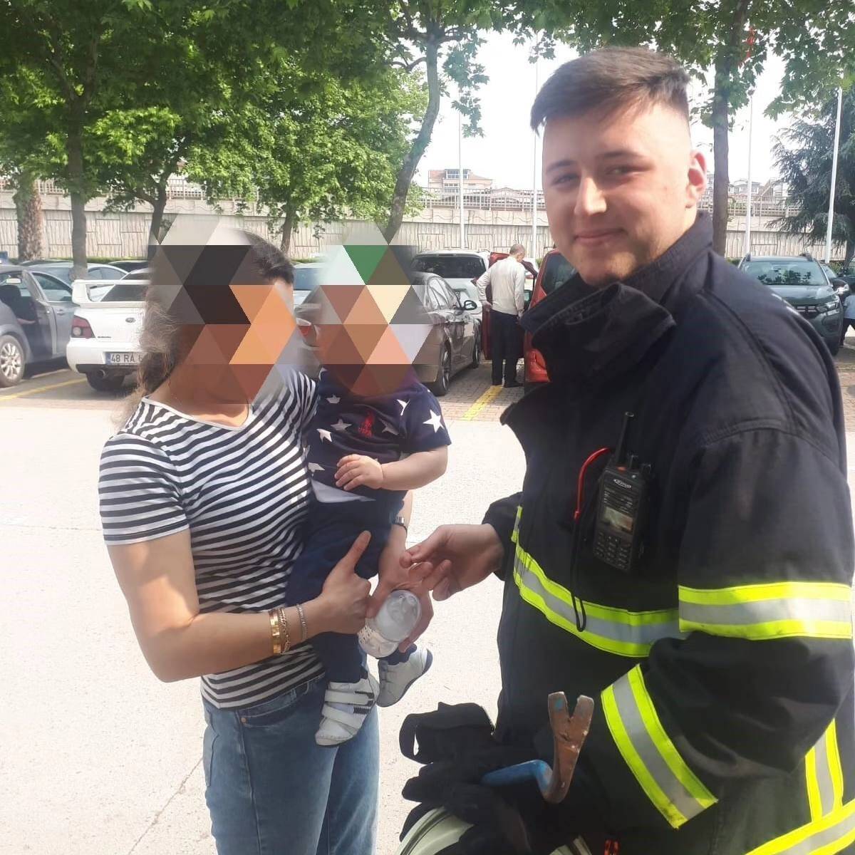 Otomobilde mahsur kalan bebeği itfaiye kurtardı