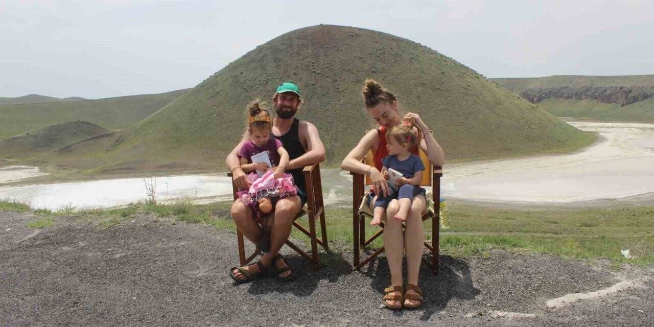 Hollandalı turist aile Meke Gölü’nde mola verdi