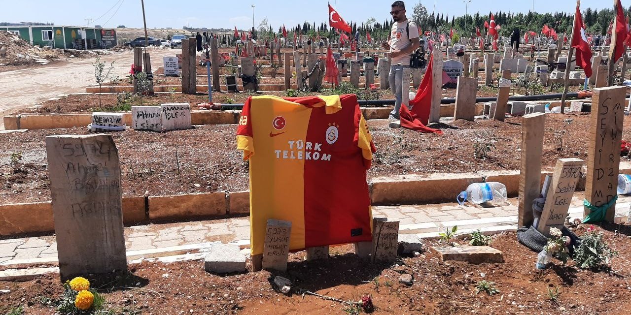 Depremde hayatını kaybeden  Galatasaraylıların mezar taşına forma asıldı