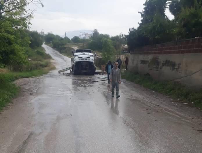 Yol, kamyonu yuttu