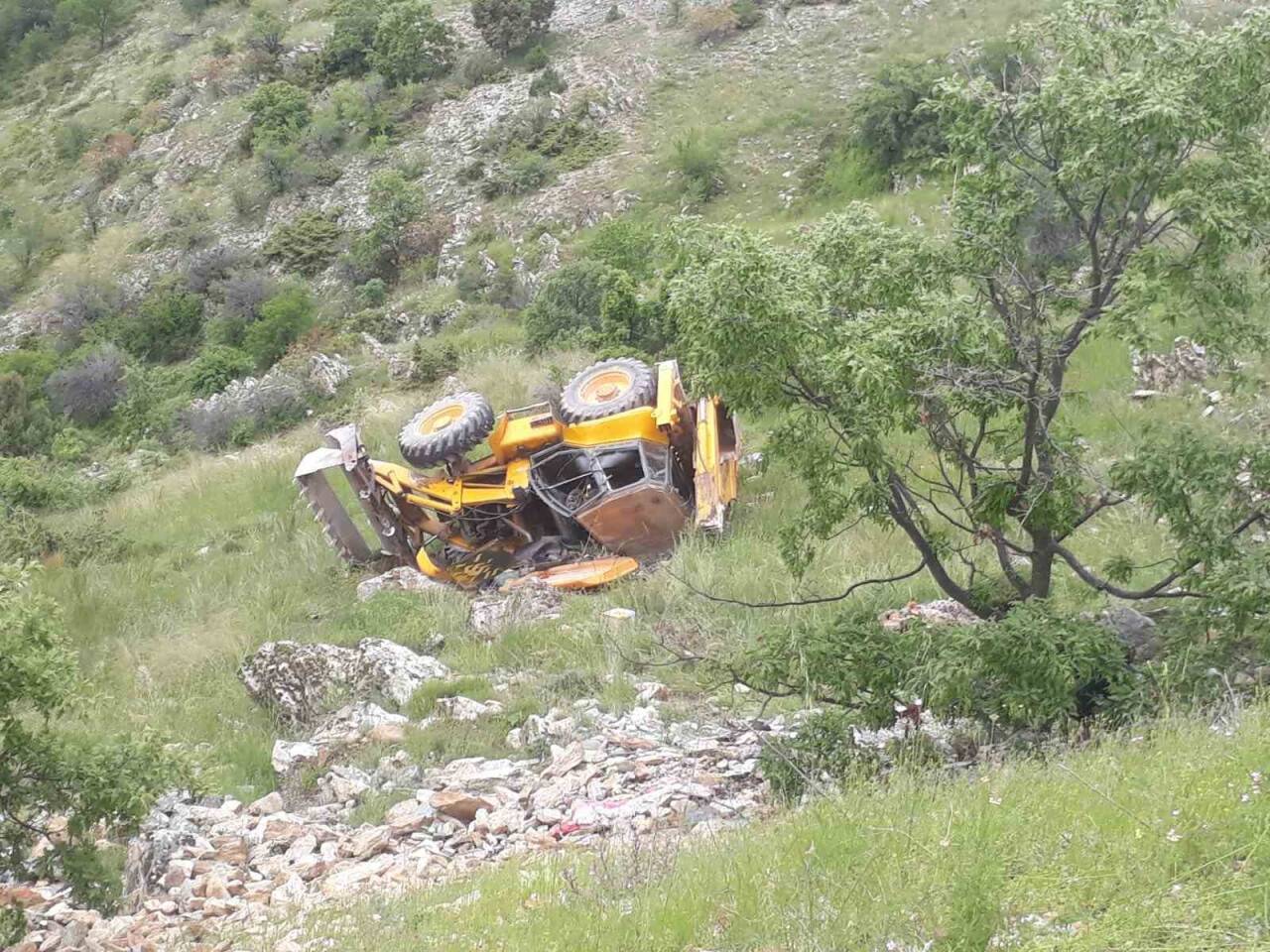 Kontrolden çıkan iş makinesi uçuruma devrildi