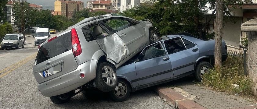 Başkent’te ilginç kaza: Aracı çarptığı otomobilin üzerine çıktı
