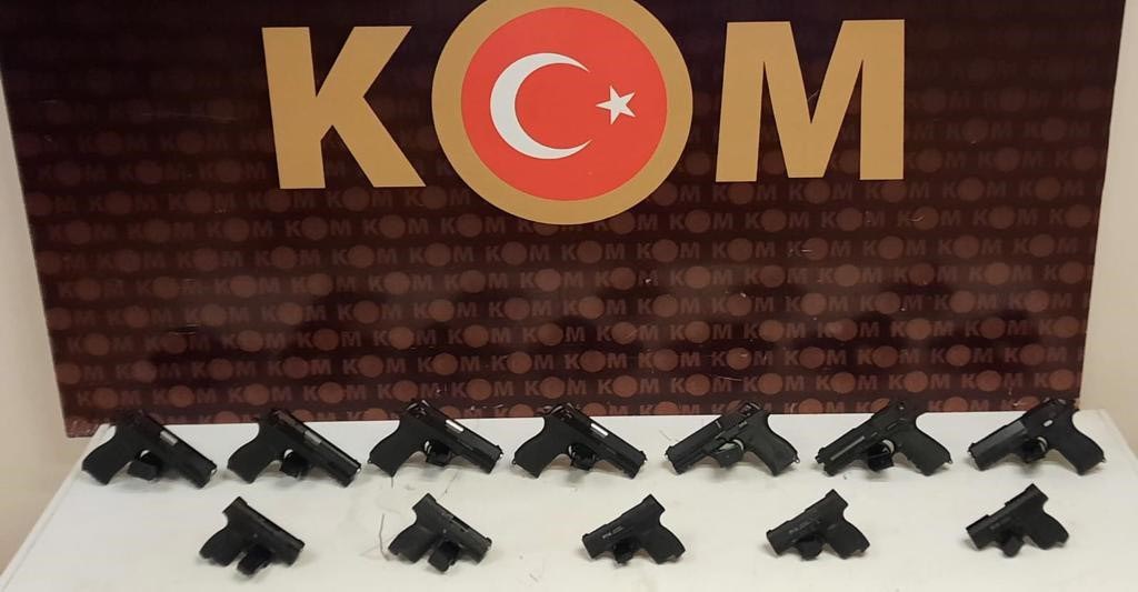 Konya'da yasadışı silah operasyonu! Motor kaputuna saklamışlar