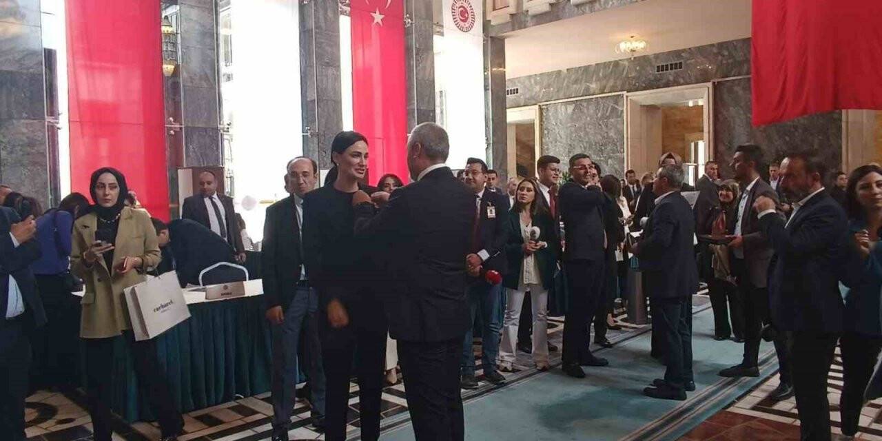 Türkiye güzeli Sarıbaş milletvekilliği kaydını yaptırdı