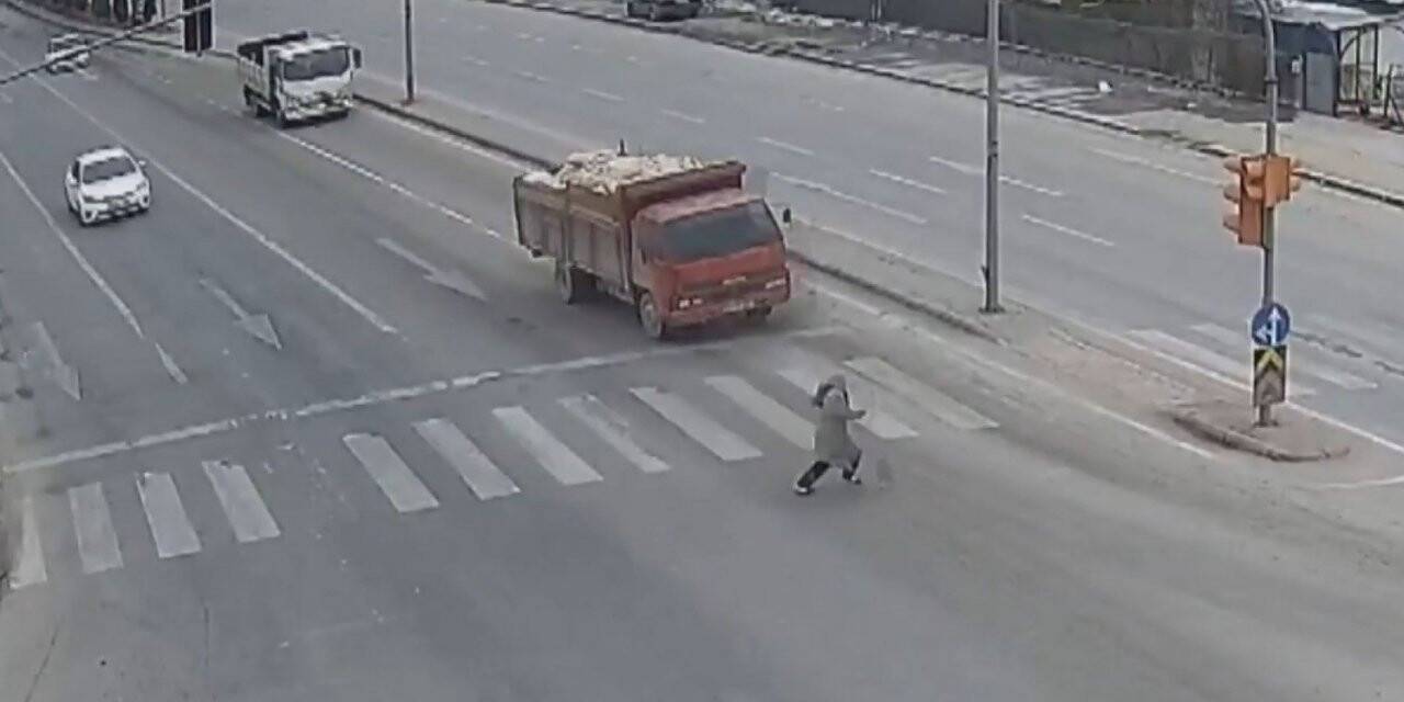 Kurallara uymayan yayalar kazaya davetiye çıkarıyor