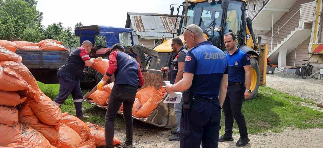 Kaçak kömürleri internetten sipariş alıp evinden sattı