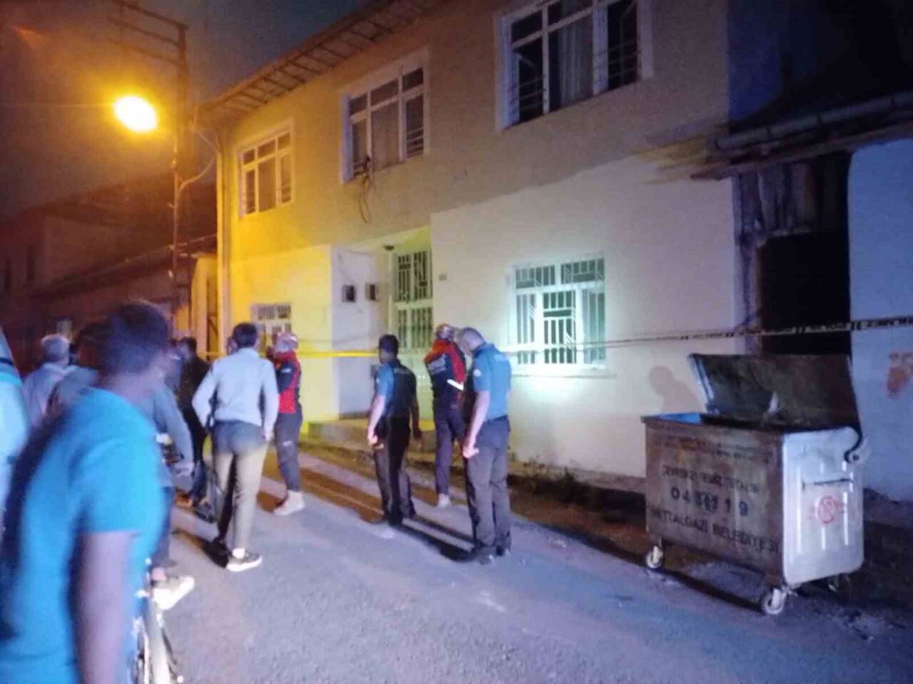 Hasarlı evde göçük meydana geldi