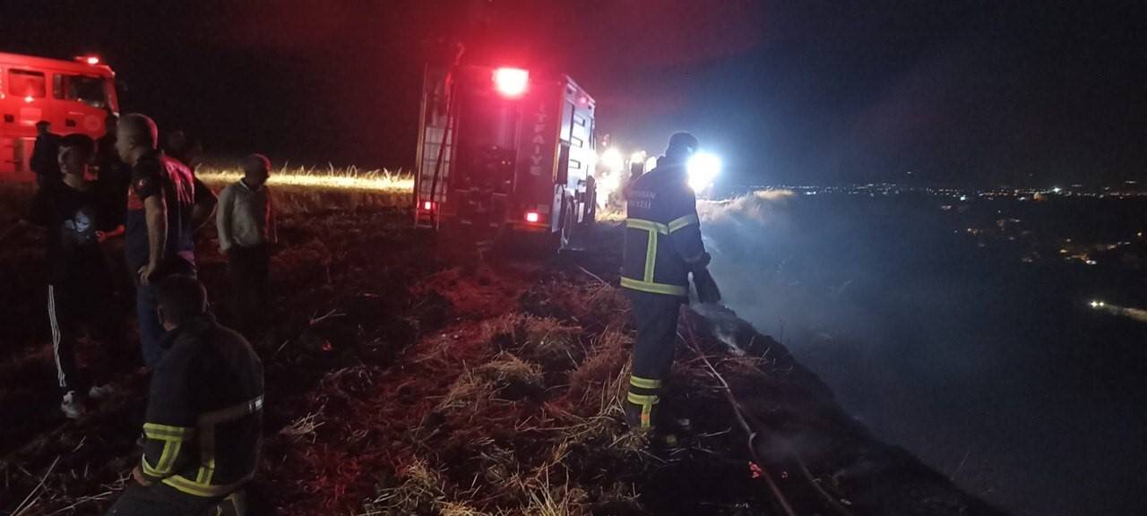 Depremzede çiftçilerin ekili alanı alev alev yandı