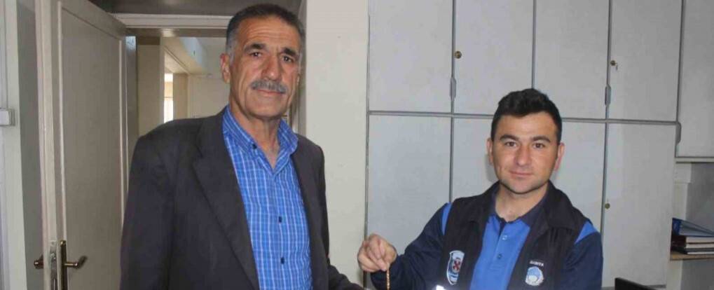 Yerde bulduğu 9 bin liralık altın bilekliği sahibine ulaştırdı