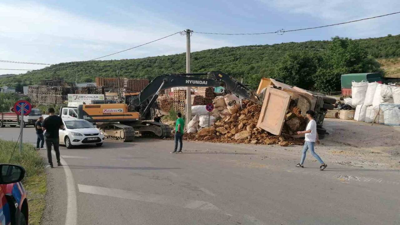 Lastiği patlayan hafriyat kamyonu başka bir araca çarpıp devrildi