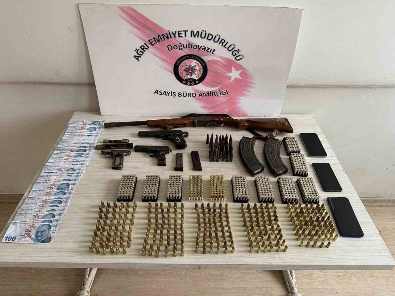 Şüpheli araçtan sahte para, tabanca, av tüfeği ve mermi çıktı