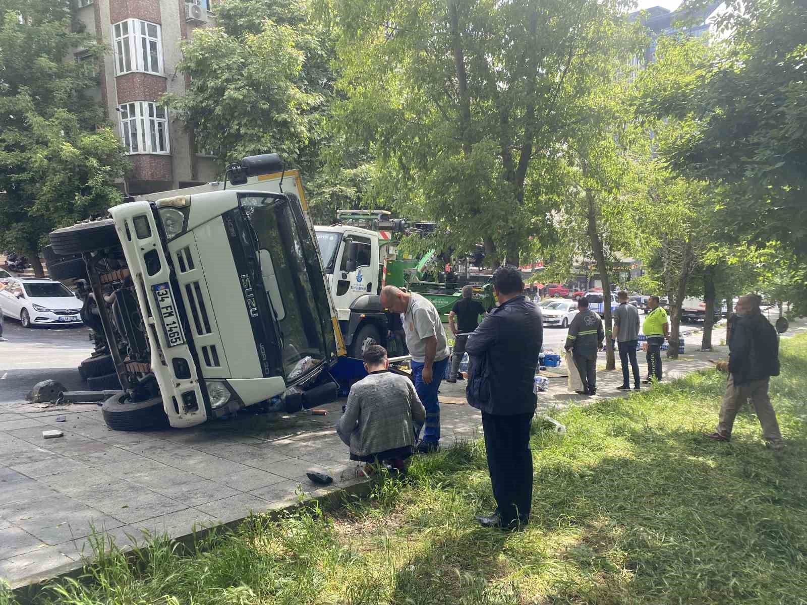 Bayrampaşa’da kamyon devrildi, genç kadın yaralandı