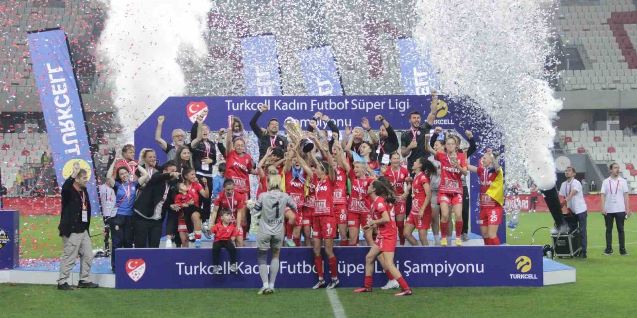 Kadın Futbol Süper Ligi şampiyonu Fomget