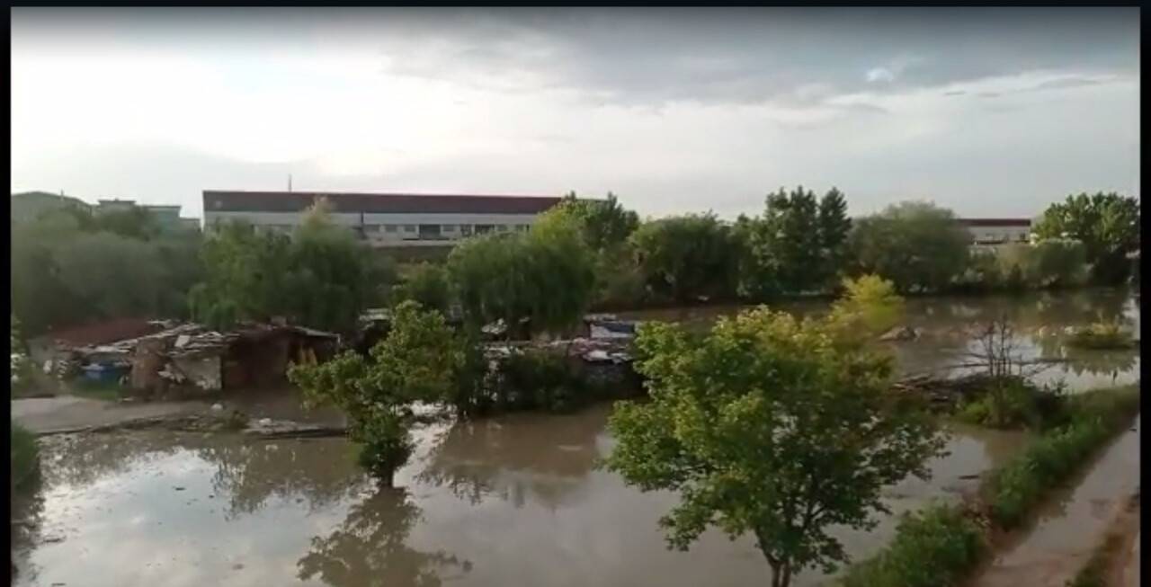 Yükselen sular sebebiyle 4 kişi alanda mahsur kaldı