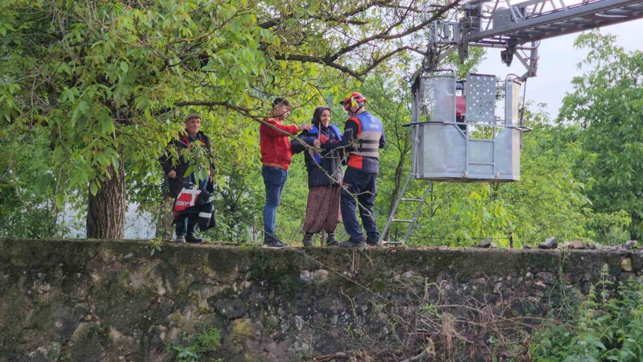 Dere yükseldi, tarlada mahsur kaldılar