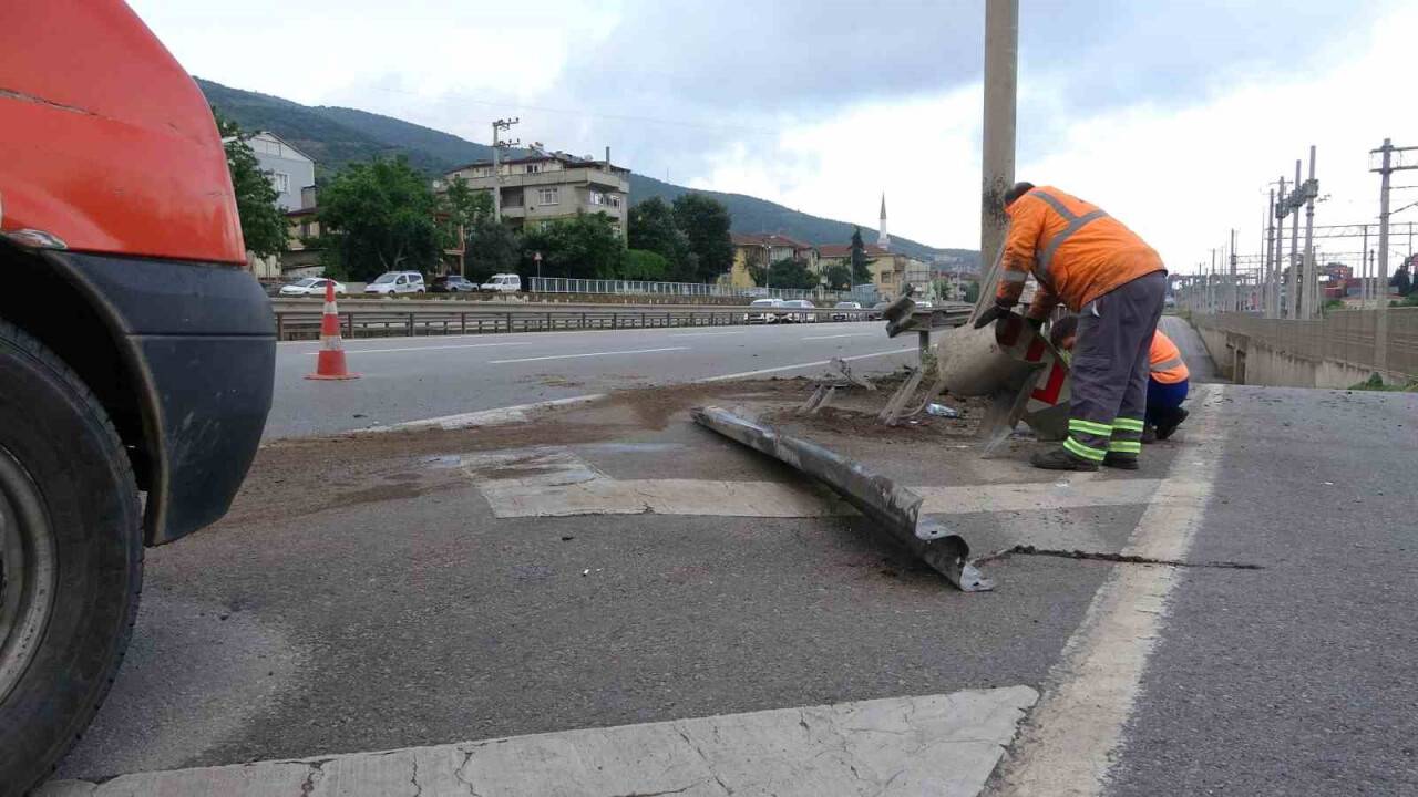 Kontrolden çıkan otomobil bariyere çarptı: 4 yaralı