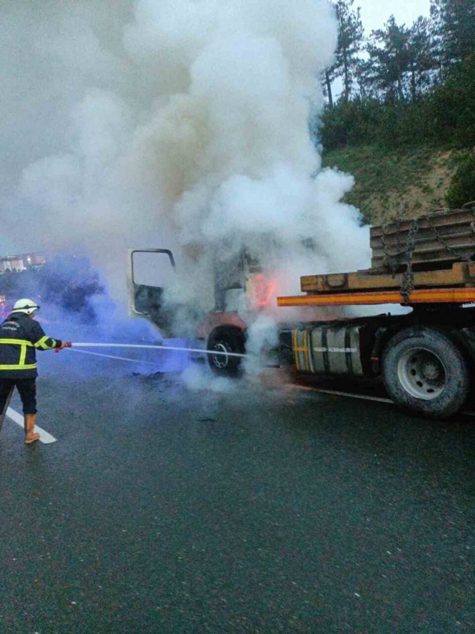 Seyir halindeki tırda korkutan yangın