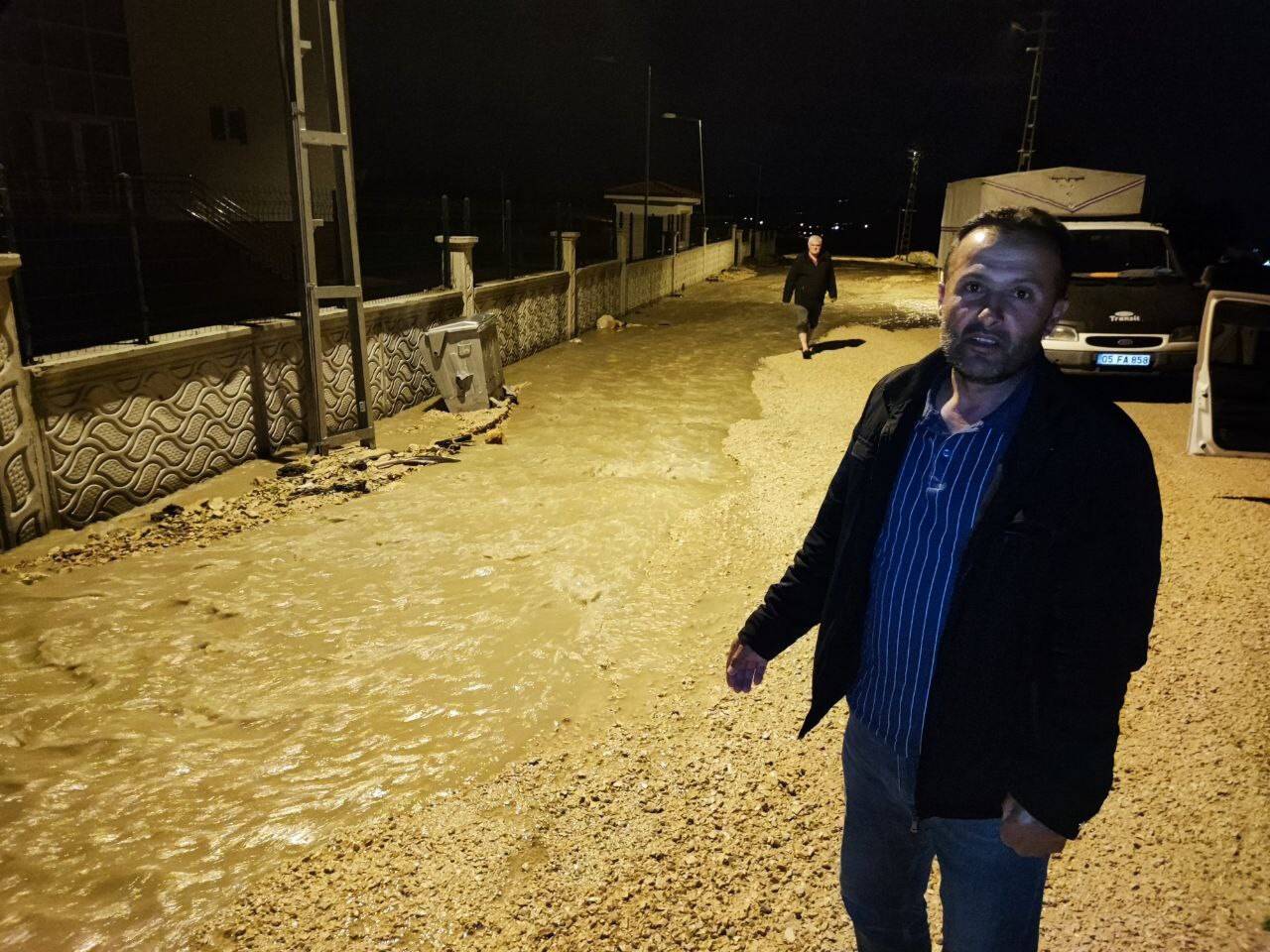 Sağanak nedeniyle gölet taştı, sokaklar dereye döndü